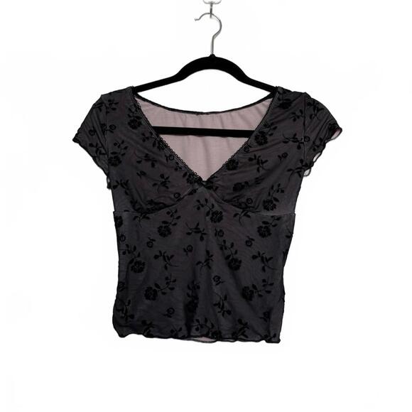 Cropped Black Floral Mesh Short Sleeve Flirty Top with V-Neck - Picture 2 of 3